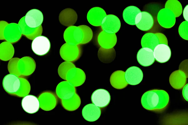 Nefocalizat abstract colorat bokeh fundal negru. defocalizată și încețoșată multe lumină verde rotundă — Fotografie, imagine de stoc