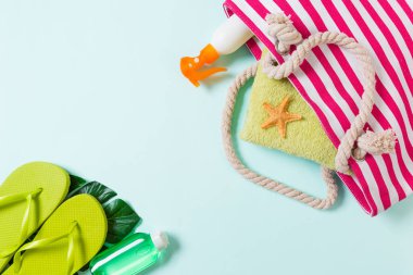 Kopya alanı ile yaz çantası arka plan. Renkli masa, seyahat konsepti üzerinde düz yatıyordu fotoğraf. Metin için boş alan, mock-up