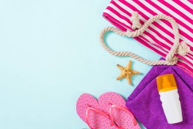 Kopya alanı ile yaz çantası arka plan. Renkli masa, seyahat konsepti üzerinde düz yatıyordu fotoğraf. Metin için boş alan, mock-up