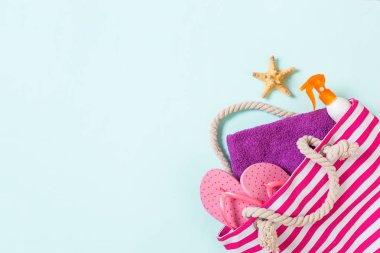 Kopya alanı ile yaz çantası arka plan. Renkli masa, seyahat konsepti üzerinde düz yatıyordu fotoğraf. Metin için boş alan, mock-up