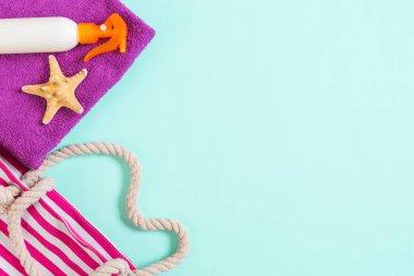 Kopya alanı ile yaz çantası arka plan. Renkli masa, seyahat konsepti üzerinde düz yatıyordu fotoğraf. Metin için boş alan, mock-up