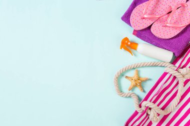 Kopya alanı ile yaz çantası arka plan. Renkli masa, seyahat konsepti üzerinde düz yatıyordu fotoğraf. Metin için boş alan, mock-up