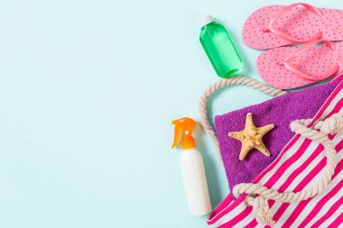 Kopya alanı ile yaz çantası arka plan. Renkli masa, seyahat konsepti üzerinde düz yatıyordu fotoğraf. Metin için boş alan, mock-up