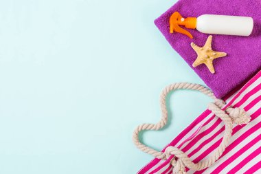 Kopya alanı ile yaz çantası arka plan. Renkli masa, seyahat konsepti üzerinde düz yatıyordu fotoğraf. Metin için boş alan, mock-up