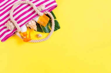 Kopya alanı ile yaz çantası arka plan. Renkli masa, seyahat konsepti üzerinde düz yatıyordu fotoğraf. Metin için boş alan, mock-up