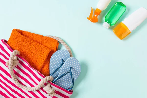 Kopya alanı ile yaz çantası arka plan. Renkli masa, seyahat konsepti üzerinde düz yatıyordu fotoğraf. Metin için boş alan, mock-up