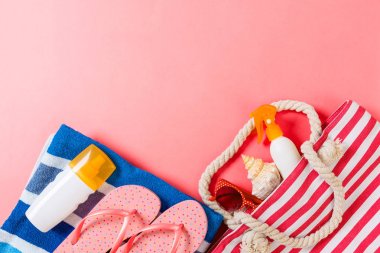 Kopya alanı ile yaz çantası arka plan. Renkli masa, seyahat konsepti üzerinde düz yatıyordu fotoğraf. Metin için boş alan, mock-up