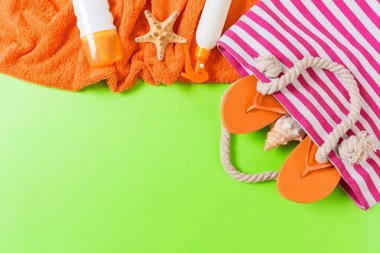 Kopya alanı ile yaz çantası arka plan. Renkli masa, seyahat konsepti üzerinde düz yatıyordu fotoğraf. Metin için boş alan, mock-up