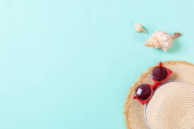 mavi masa üzerinde aksesuarları ile yaz tatili plaj arka plan, kopya alanı ile üst görünümü. tatil konsepti