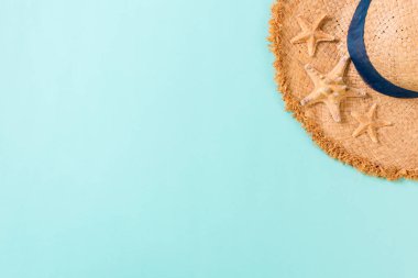 Kahverengi mavi masada deniz kabukları ile Plaj şapkası. kopya alanı üst görünümü ile yaz arka plan kavramı