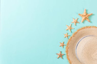 Kahverengi mavi masada deniz kabukları ile Plaj şapkası. kopya alanı üst görünümü ile yaz arka plan kavramı