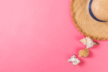 pembe masa üzerinde aksesuarları ile yaz tatili plaj arka plan, kopya alanı ile üst görünümü. tatil konsepti