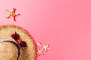 Pembe ahşap masa üzerinde deniz kabukları ile Plaj şapkası. kopya alanı üst görünümü ile yaz arka plan kavramı