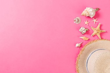 pembe masa üzerinde aksesuarları ile yaz tatili plaj arka plan, kopya alanı ile üst görünümü. tatil konsepti