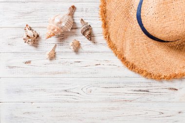 ahşap masa üzerinde aksesuarları ile yaz tatili plaj arka plan, kopya alanı ile üst görünümü. tatil konsepti