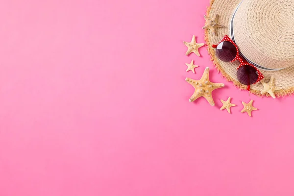 Fondo de playa de vacaciones de verano con accesorios en la mesa de madera, vista superior con espacio para copiar. concepto de vacaciones — Foto de Stock