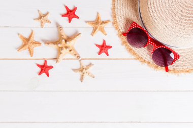 ahşap masa üzerinde aksesuarları ile yaz tatili plaj arka plan, kopya alanı ile üst görünümü. tatil konsepti