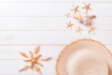 Kopya alanı ile ahşap arka plan üst görünümünde hasır şapka ve deniz kabukları ile yaz tatili arka plan