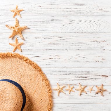 Kopya alanı ile ahşap arka plan üst görünümünde hasır şapka ve deniz kabukları ile yaz tatili arka plan