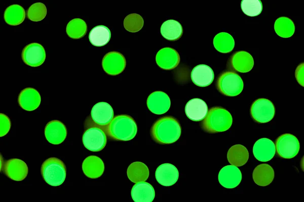 Sem foco abstrato colorido bokeh fundo preto. desfocado e desfocado muitos luz verde redonda — Fotografia de Stock