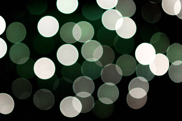 Unfocus astratto colorato bokeh sfondo nero. sfocato e sfocato molti semaforo verde rotondo — Foto Stock