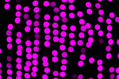 Siyah arka plan üzerinde odaklanmamış soyut mor bokeh. deffocused ve bulanık birçok yuvarlak ışık