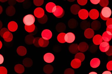 Siyah arka planda odaklı olmayan soyut kırmızı bokeh. defocused ve bulanık birçok yuvarlak ışık