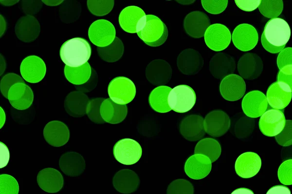 Nefocalizat abstract colorat bokeh fundal negru. defocalizată și încețoșată multe lumină verde rotundă — Fotografie, imagine de stoc