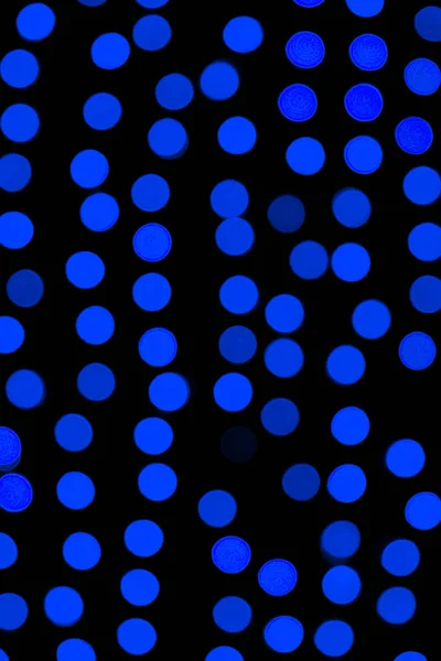 Unfocused abstrait bokeh bleu foncé sur fond noir. déconcentré et flou beaucoup de lumière ronde — Photo
