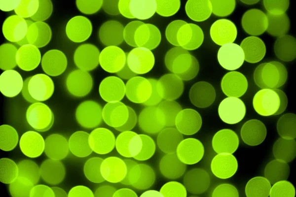 Unfocus astratto colorato bokeh sfondo nero. sfocato e sfocato molti semaforo verde rotondo — Foto Stock