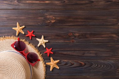 ahşap masa üzerinde aksesuarları ile yaz tatili plaj arka plan, kopya alanı ile üst görünümü. tatil konsepti