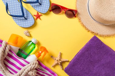 Kopya alanı ile yaz tatili arka plan. Renkli masa, seyahat konsepti üzerinde düz yatıyordu fotoğraf. Metin için boş alan, mock-up