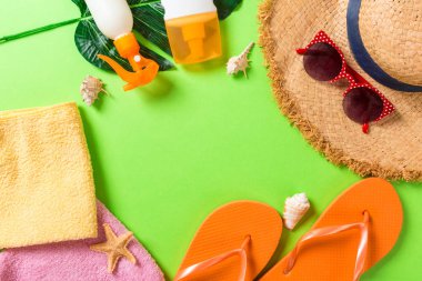 Kopya alanı ile yaz tatili arka plan. Renkli masa, seyahat konsepti üzerinde düz yatıyordu fotoğraf. Metin için boş alan, mock-up