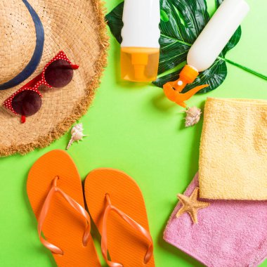 Kopya alanı ile yaz tatili arka plan. Renkli masa, seyahat konsepti üzerinde düz yatıyordu fotoğraf. Metin için boş alan, mock-up