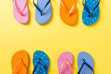 flip flop renkli sandalet bir sürü, renkli arka plan üzerinde yaz tatili, kopya alanı üst görünümü
