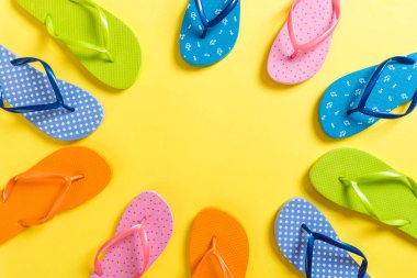 flip flop renkli sandalet bir sürü, renkli arka plan üzerinde yaz tatili, kopya alanı üst görünümü
