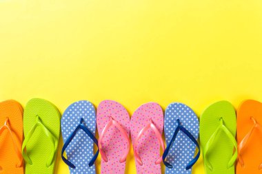 flip flop renkli sandalet bir sürü, renkli arka plan üzerinde yaz tatili, kopya alanı üst görünümü