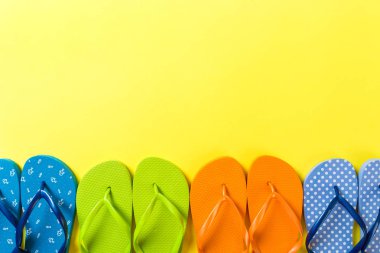 flip flop renkli sandalet bir sürü, renkli arka plan üzerinde yaz tatili, kopya alanı üst görünümü