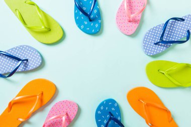 flip flop renkli sandalet bir sürü, renkli arka plan üzerinde yaz tatili, kopya alanı üst görünümü