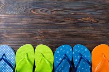 flip flop renkli sandalet bir sürü, ahşap arka plan üzerinde yaz tatili, kopya alanı üst görünümü