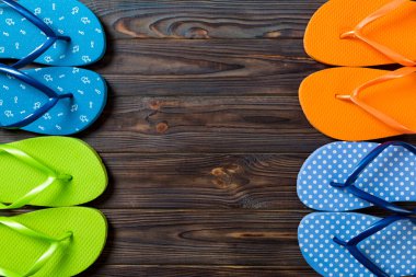 flip flop renkli sandalet bir sürü, ahşap arka plan üzerinde yaz tatili, kopya alanı üst görünümü