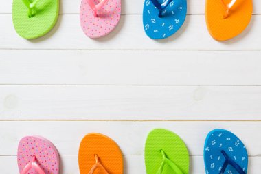 flip flop renkli sandalet bir sürü, ahşap arka plan üzerinde yaz tatili, kopya alanı üst görünümü