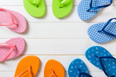 flip flop renkli sandalet bir sürü, ahşap arka plan üzerinde yaz tatili, kopya alanı üst görünümü