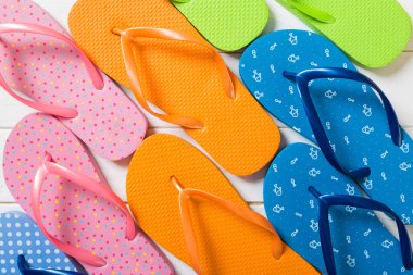 flip flop renkli sandalet bir sürü, ahşap arka plan üzerinde yaz tatili, kopya alanı üst görünümü