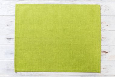 kopya alanı ile beyaz rustik ahşap arka plan üst görünümü üzerinde yeşil bez peçete