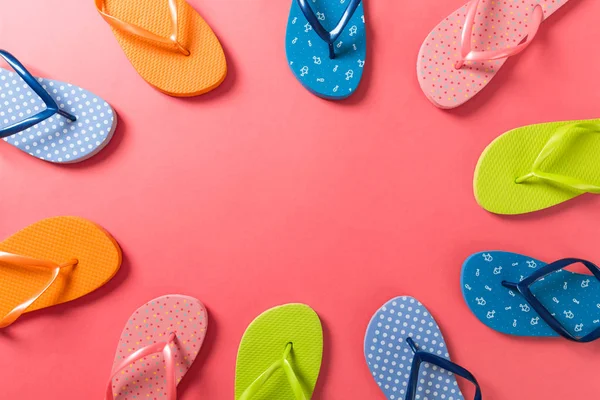 Viele Flip-Flop-farbige Sandalen, Sommerurlaub auf farbigem Hintergrund, Kopierraum von oben — Stockfoto