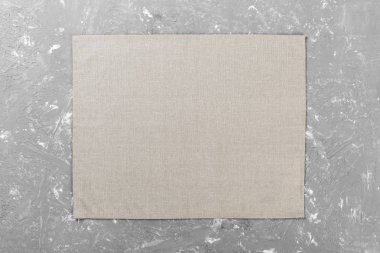 kopya alanı ile kahverengi rustik ahşap arka plan üst görünümü üzerinde gri bez peçete