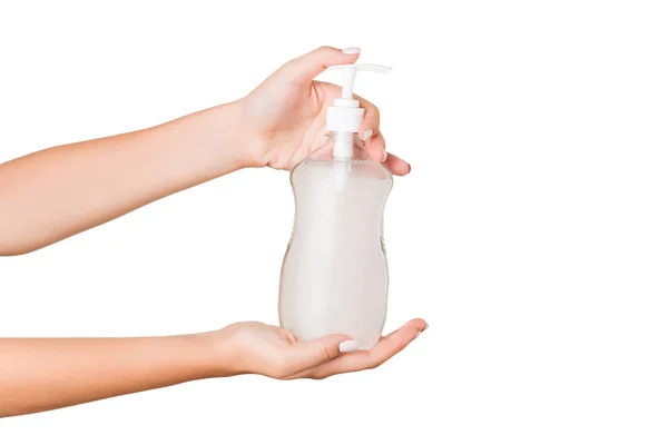 Kobieta ręka trzyma krem butelka balsam izolowane. Dziewczyna daje produkty kosmetyczne na białym tle — Zdjęcie stockowe
