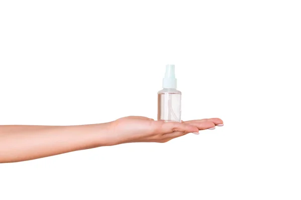 Vrouwelijke hand houden crème fles van lotion geïsoleerd. Meisje geven buis cosmetische producten op witte achtergrond — Stockfoto