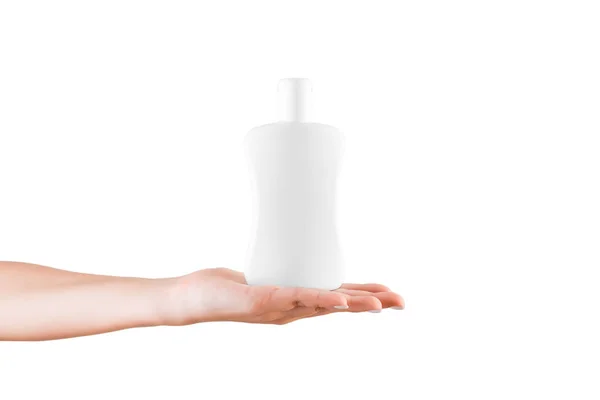 Vrouwelijke hand houden crème fles van lotion geïsoleerd. Meisje geven cosmetische producten op witte achtergrond — Stockfoto
